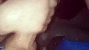 Tinejdžerka puši dupe svom dečku i proguta njegovu spermu