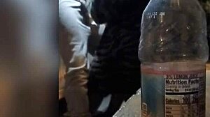 ميلف سوداء هاوية يتم القبض عليها وهي تمارس الجنس في الأماكن العامة مع زجاجة مفاجأة