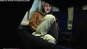Voyeurystyczna nastolatka orgazmuje w pociągu