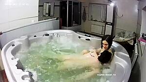 Cuplu european de amatori se bucură de o baie senzuală și se masturbează