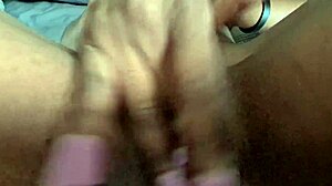 فيديو POV لفتاة هندية تفرك كسها وتقوم بعميق الحلق باستخدام دسار