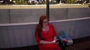 Una MILF tetona in un vestito rosso si diverte in ascensore