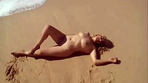 Nudistická plážová kráska sa vyzlieka a nahá