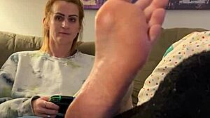 Seksi igralka dobi masažo stopal in obožuje zrelih žensk