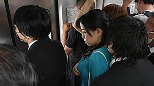 Femeia matură Kaji Shinai își lingă vaginul în public