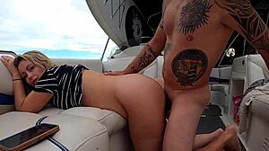 Pasangan amatir sejati menikmati orgasme di luar ruangan di danau