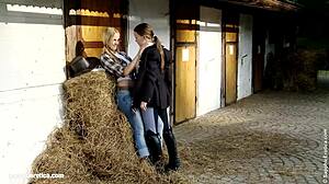 Kaksi kaunista tyttöä nauttivat aistillisesta lesboseksistä maatilalla