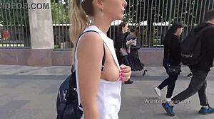Naturlige bryster nudist nyder offentlig blink i HD-video