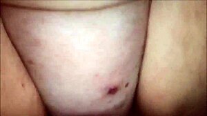 Amatør tenåringens trange vagina blir fornøyd på kamera
