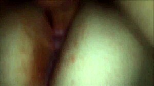 Amaterska najstnica uživa v svoji tesni vagini pred kamero