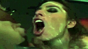 Um fetiche por cumshots faciais e boquetes com Naomi Russell