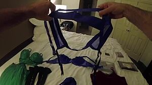 Masturbação em crossdressing: Uma sessão solo vestida de lingerie
