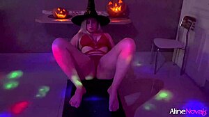 Amatør sexvideo af ung heks, der rider stor kuk på Halloween