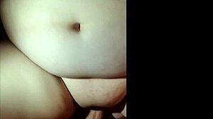 Pasangan amatur merakamkan diri mereka sendiri sedang masturbasi dengan gadis gemuk