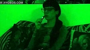 Az európai tini Beth perverz, dohányzik és füvezik HD videóban