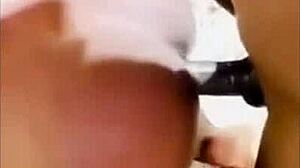 Ερασιτεχνική μαύρη έφηβη γαμιέται από μεγάλο μαύρο πέος σε σπιτικό βίντεο