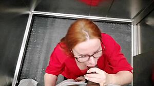 Amatorska Ruda MILF robi loda w windzie