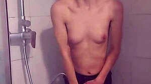 Kis tinédzser lány levetkőzik és többszörös orgazmusa van a zuhany alatt