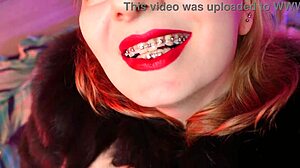 Vörös ajkak és szőrös kezek egy érzéki ASMR masszázs videóban