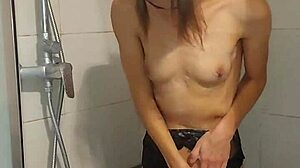 Küçük genç kız duşta soyunuyor ve birden fazla orgazm yaşıyor