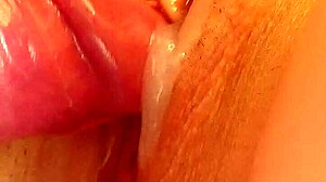 Úžasný detailní záběr na přírodní prsa a zadek horké MILFky