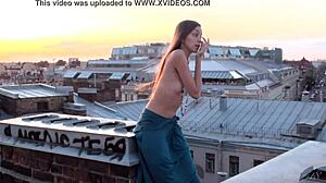 Чувственная русская красотка Софи Б показывает свое красивое тело на публике