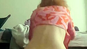 Tienermeisje plaagt met kleine dildo in zelfgemaakte video