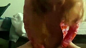 Gadis remaja menggoda dengan dildo kecil dalam video buatan sendiri