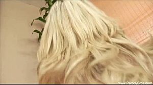Klasická pornoherečka triasla svojimi veľkými prsiami v retro videu z 60. rokov
