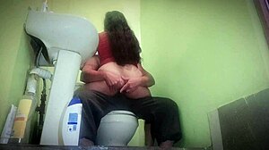 Éjaculation faciale et action de fellation dans la salle de bain