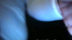 Close-up da namorada se piercingando e brincando com as bolas em vídeo caseiro