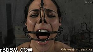 BDSM-slaven gjennomgår en hard trening