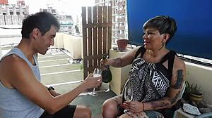 Casal amador desfruta de uma orgia no terraço com Perla Lopez e sua vagina gemendo