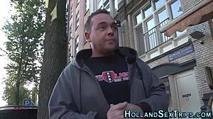 Une prostituée néerlandaise amateur reçoit de l'argent pour du sexe