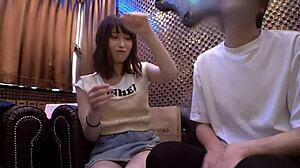 Hoikka ja kaunis japanilainen tyttö Mizuki täydellisessä elokuvassa verkossa