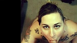 La belle tatouée Ash VonBlack fait une fellation sensuelle à une grosse bite