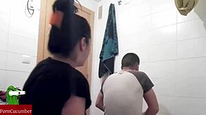 Sexe gay brutal dans la salle de bain : une expérience chaude et collante