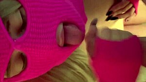 Femme et poupée: Deux petites salopes dans une session de baise sauvage et excitante