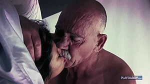 Ana ve olgun sevgilisi, yaşlı bir adamla misyoner seks zevklerini keşfediyorlar