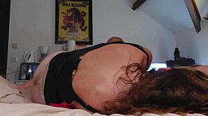 Блондинка любителка получава лизане и лапане на путката си в секси лесбийско видео