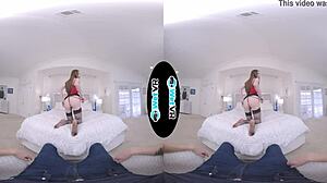 Този хардкор видеоклип показва зашеметяваща брюнетка приятелка във VR, която получава анален секс