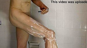 Gej bez gumki pokazuje swój nieobrzezany kutas pod prysznicem