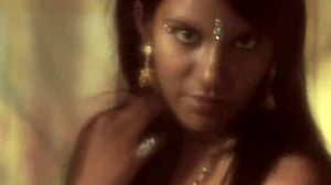Abspritzen auf einen großen Schwanz in HD - Indische Mädchen strippen und tanzen