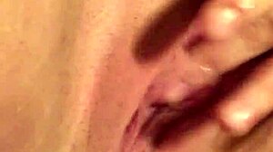 Cara de bunda grande fica encharcado em vídeo de masturbação solo