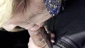 Η ξανθιά ερασιτέχνης γεμίζει το στόμα της με σπέρμα
