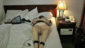 Les grands-mères amateurs jouent avec de la bondage et des seins en électro BDSM