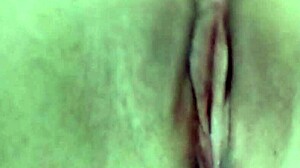 Roztomilá mladá dívka s úzkým otvorem si užívá masturbaci a stříkání