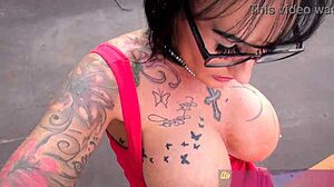 Offentlig MILF med tatoveringer og bryster får sin røv kneppet