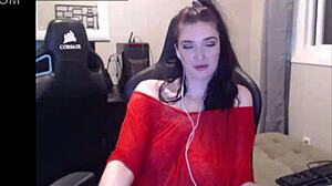 Gamer girl flashes big boobs on stream