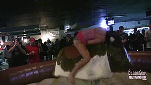 Kuuma tytöt alusvaatteita ratsastus sonnien paikallisessa baarissa